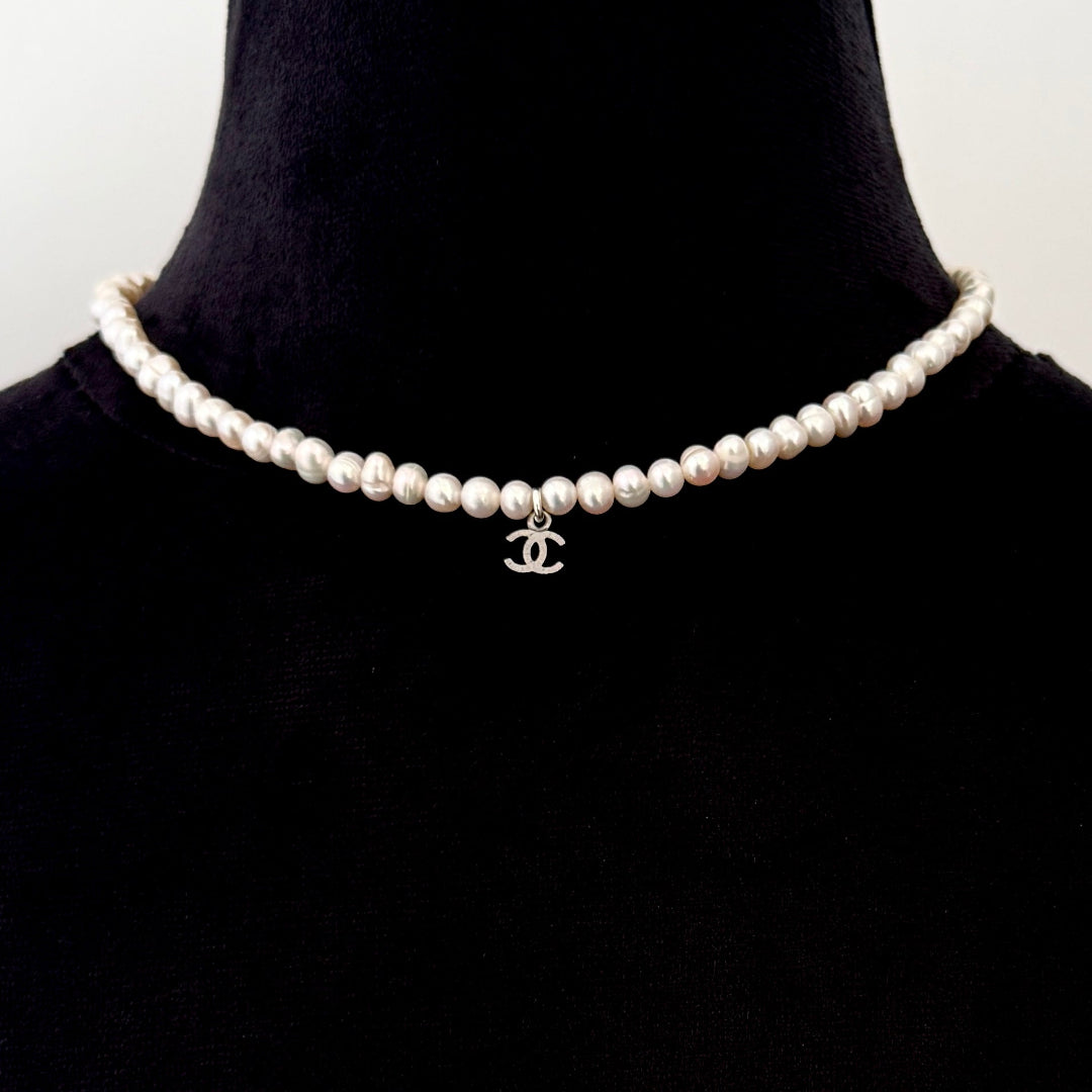 Pearl Choker with Mini Dark Silver Logo