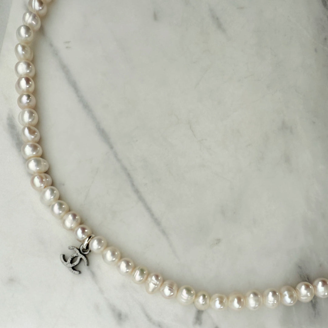 Pearl Choker with Mini Dark Silver Logo